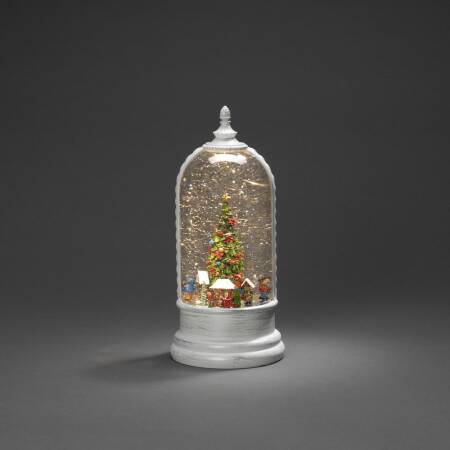 Konstsmide LED Schneelaterne in weiß mit Weihnachtsmarkt und Baum Weihnachtsszenario